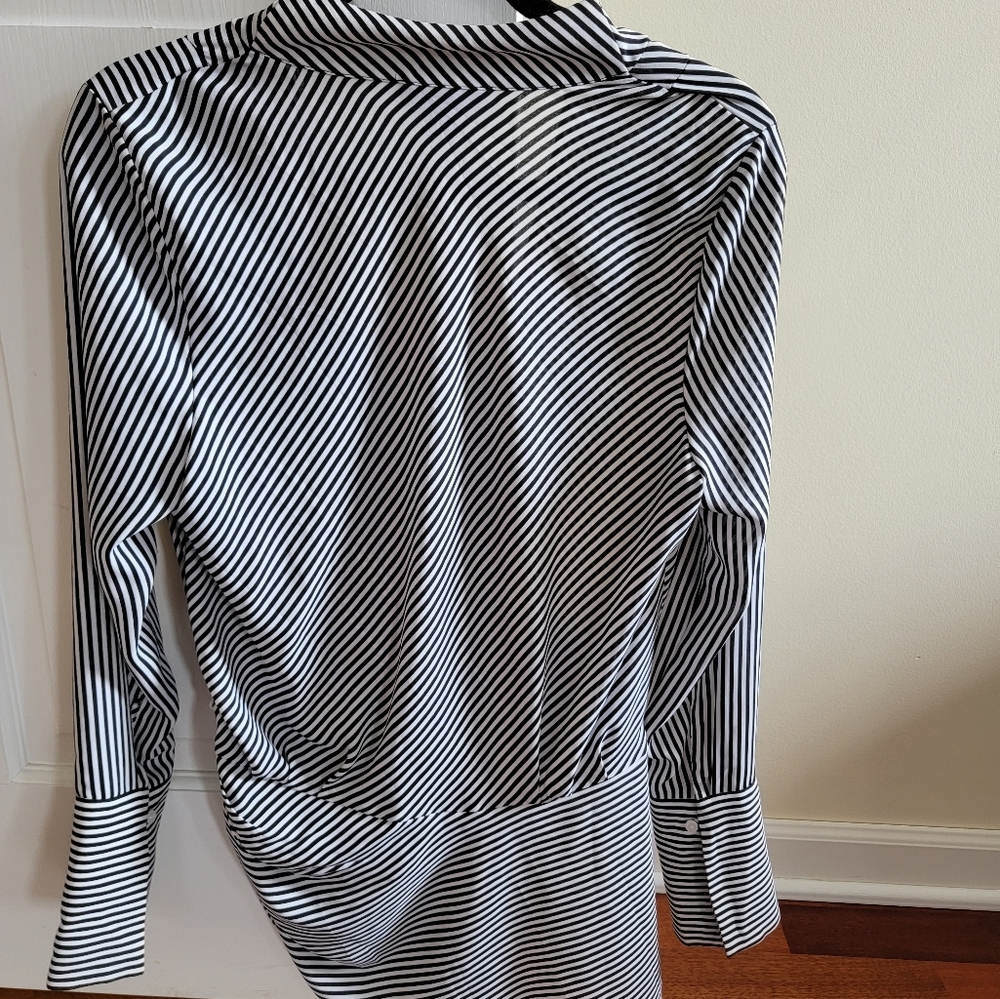 Flattering Side Rouched Blouse - Picture 2 of 4